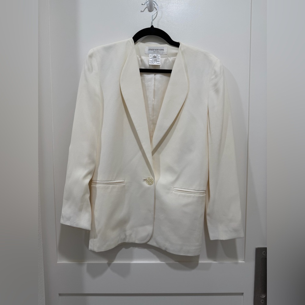 VINTAGE JONES NEW YORK Blazer- White (size 2 Petite)